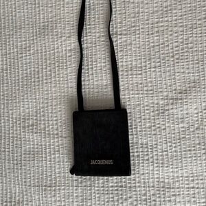 Jacquemus Le Gadjo Crossbody Card Holder – Compact & Stylish
